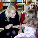 Kronprinsesse Mette-Marit med barnehagebarn på Asker bibliotek i anledning åpningen av Leseåret 2010. Foto: Gorm Kallestad, Scanpix.